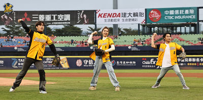 告五人開球達人生巔峰　許願棒球場開演唱會