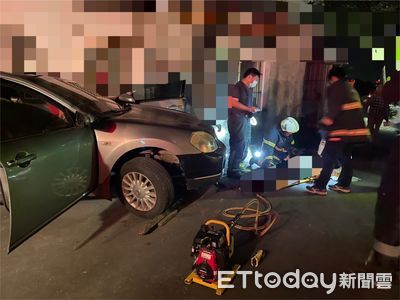 影片曝光！轎車詭異後退　高雄男慘被拖行捲入車輪「輾死自己」