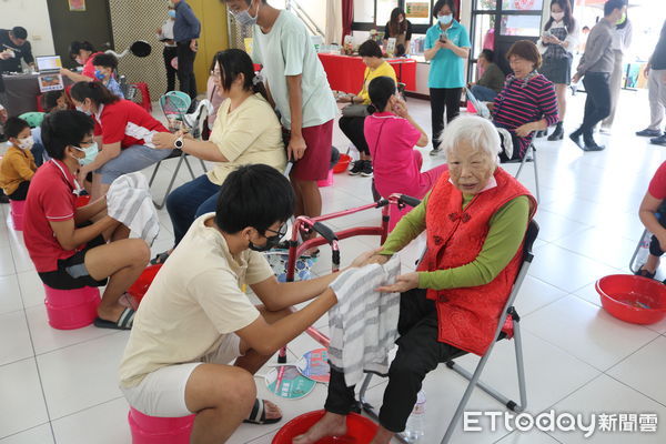 ▲台南市府城防癌抗癌健康協會20日，在安南區梅花里活動中心辦理「弘揚孝道三部曲－共享天倫樂活動」。（圖／記者林悅翻攝，下同）