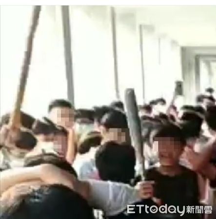 嘉義高中學生持球棒聚眾鬧事學生持球棒聚眾鬧事。（圖／記者翁伊森翻攝）