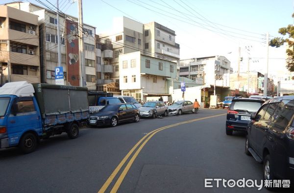 ▲賓士男酒駕「硬上」阿婆車頂，遭逮辯稱：有吃安眠藥。（圖／民眾提供）