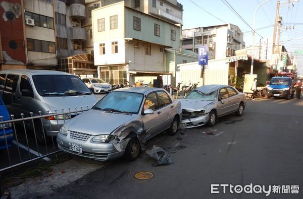 ▲賓士男酒駕「硬上」阿婆車頂，遭逮辯稱：有吃安眠藥。（圖／民眾提供）