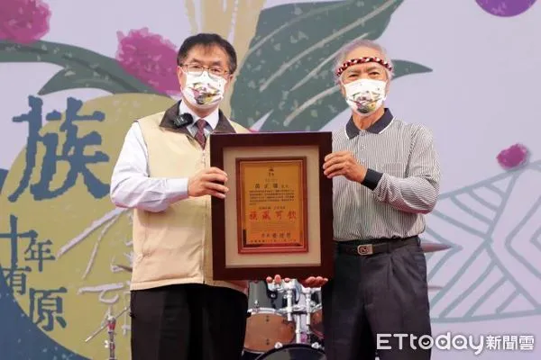 ▲西拉雅文化節暨族群音樂會」，20日於台南市政府西拉雅廣場熱力開唱，黃偉哲特頒「卓越市民」肯定萬長老的努力。（圖／記者林悅翻攝，下同）