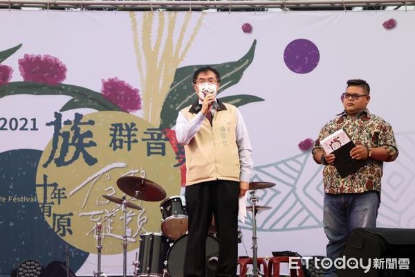 ▲西拉雅文化節暨族群音樂會」，20日於台南市政府西拉雅廣場熱力開唱，黃偉哲特頒「卓越市民」肯定萬長老的努力。（圖／記者林悅翻攝，下同）