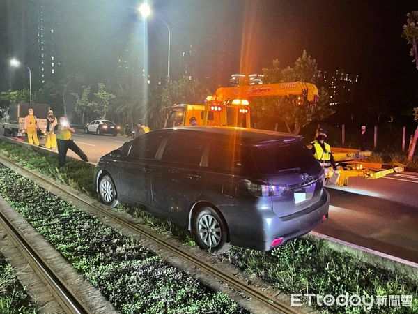 ▲▼酒駕轎車衝上輕軌，所幸未釀出嚴重意外。（圖／記者陳雕文翻攝）