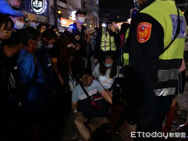 ▲東港警分局緊急聯絡消防人員救助癲癇發作青年            。（圖／記者陳崑福翻攝，以下同）