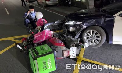 台東警追嫌犯上銬押上車　外送員撞上車頭倒地