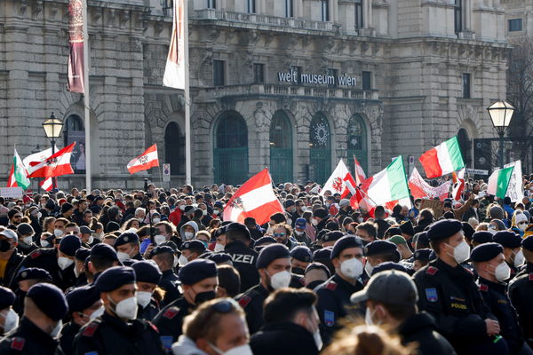 ▲▼ 奧地利首都維也納20日湧現抗議全國封鎖的示威群眾，多達4萬人上街。（圖／路透）