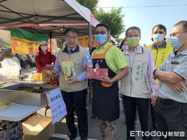 ▲2021台南胡麻季安定場開幕，台南市長黃偉哲特別到場推廣在地優質胡麻農特產，除了與現場攤商熱情互動之外，更親手製作麻油飯並分享給參加活動民眾。（圖／記者林悅翻攝，下同）