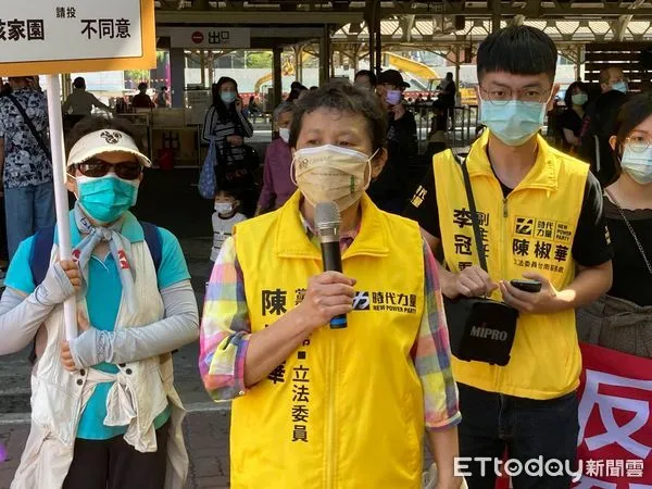 ▲時代力量黨主席立委陳椒華率台南黨部辦公室主任洪國峰、台南服務處副主任李冠霖在台南火車站舉行街頭宣講，環團也前來聲援。（圖／記者林悅翻攝，下同）