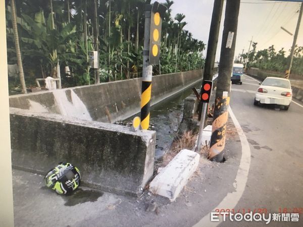 ▲里港鄉茄苳路與屏17鄉道自小客與機車擦撞車禍            。（圖／記者陳崑福翻攝，以下同）