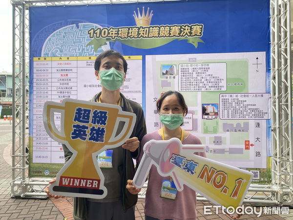 ▲利嘉國小柯世堡老師(左)奪全國環境知識競賽社會組第1名。（圖／記者楊漢聲翻攝）