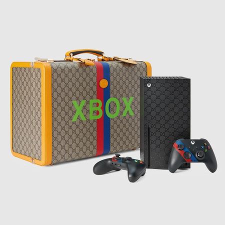 GUCCI與Xbox合作推出特別版遊戲機套組，全球限量一百套，包含主機、搖桿當然還有裝這一套遊戲機的特製行李箱。 ERU$7,000 Gucci 。（Gucci 提供）