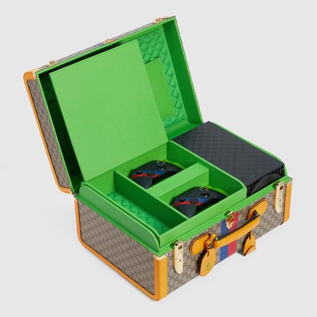 行李箱內部也使用Xbox的玩家都很熟悉的螢光綠作為內襯顏色，更有專為主機、搖桿蒐藏的分隔，收藏價值更高。（Gucci 提供）