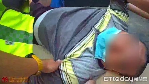 ▲周姓阿伯被泰國劇毒眼鏡蛇咬傷。（圖／記者白珈陽翻攝）