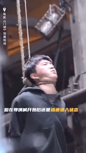 ▲范丞丞親自上陣演上吊戲碼。（圖／翻攝自微博／范丞丞Adam0616、騰訊視頻）