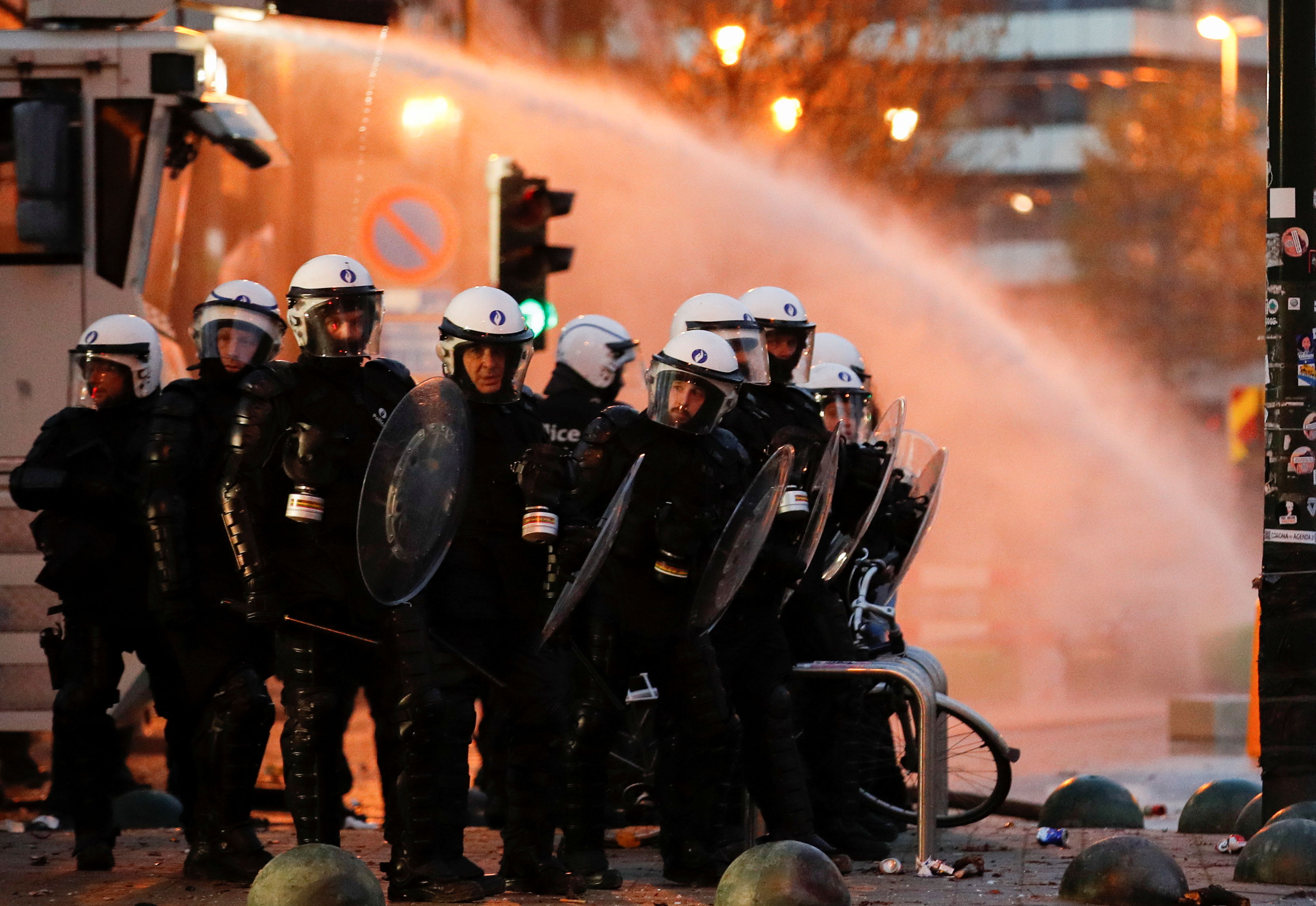▲▼比利時布魯塞爾21日群眾反對防疫措施、引起衝突，警方動用強力水柱鎮壓。（圖／路透社）