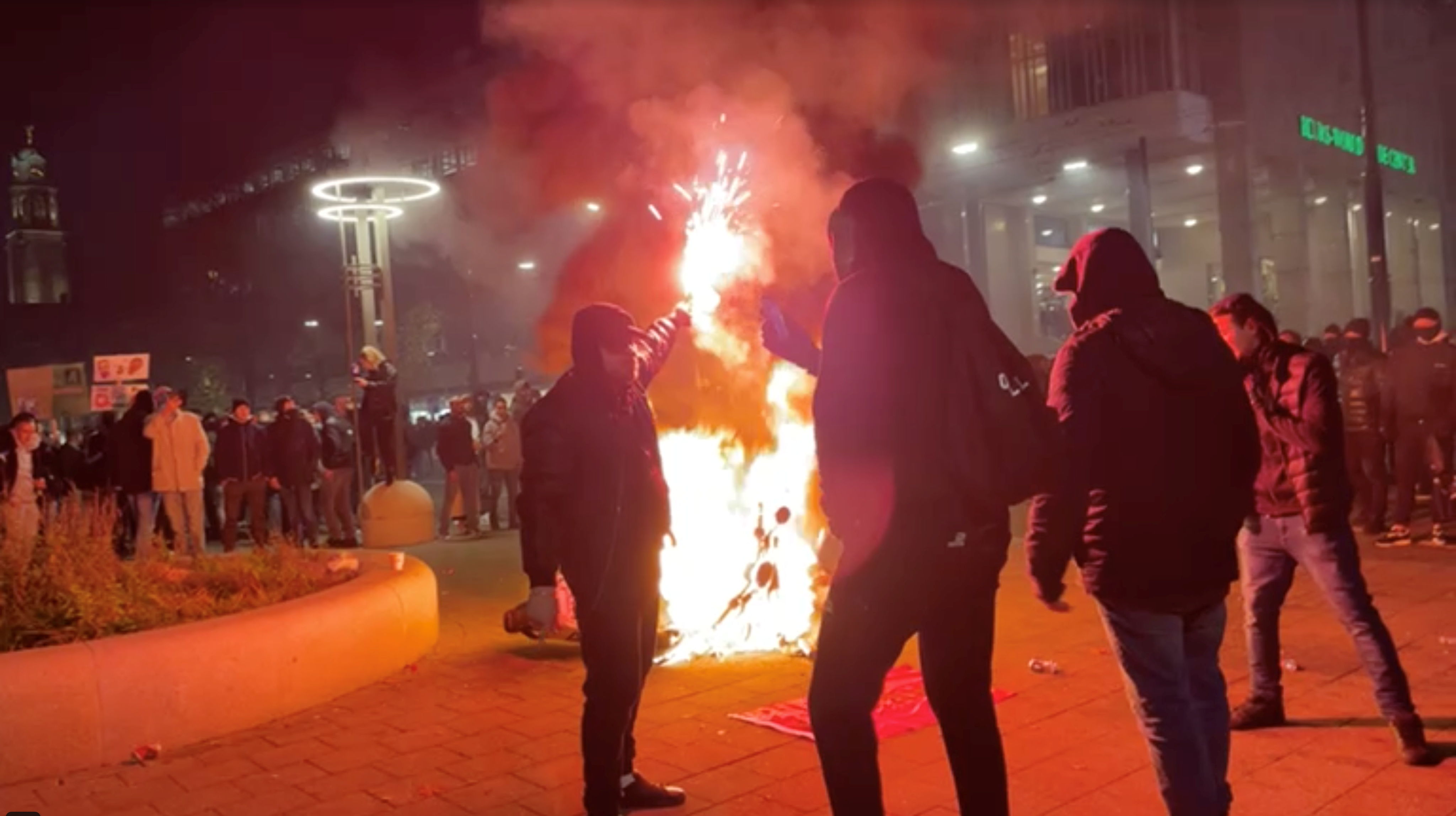 ▲▼荷蘭鹿特丹有抗議群眾點燃自行車與摩托車。（圖／路透社）