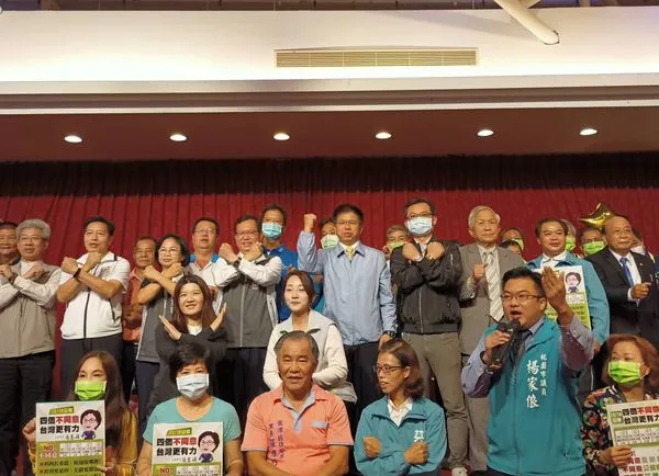 ▲▼面對1218四項公投，民進黨立委湯蕙禎揭開龍潭序幕，邀請立委鄭運鵬、前議員張肇良等擔任助講員，說明四個公投案。（圖／湯蕙禎辦公室提供）