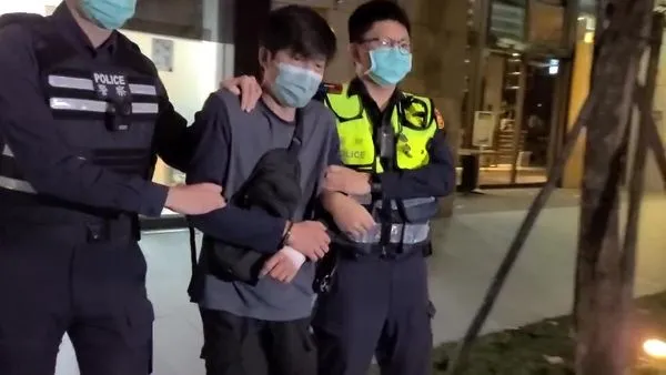 ▲▼東區一名男子懷疑老婆與人有染，竟手持菜刀到服飾店理論，反被路人壓制。（圖／記者游宗樺翻攝）