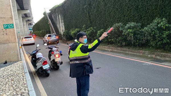 ▲▼周男騎車自撞分隔島，送醫急救仍命危，現場留下大灘血跡。（圖／記者游宗樺攝）