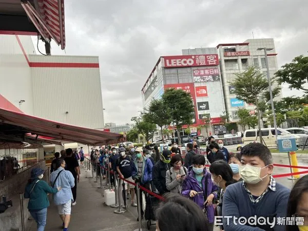 ▲好市多黑色購物節首日排隊人潮。（圖／記者蕭筠、林育綾攝）