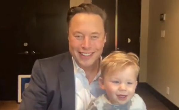 ▲▼世界首富馬斯克（Elon Musk）日前帶著18個月大的兒子「X寶寶」一起出席視訊會議。（圖／翻攝自推特）