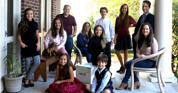 美國女子哈丁（左2）與丈夫基普（左3）教出10名小孩全都在13歲前進大學。（圖／翻攝自Mona Lisa Harding臉書）