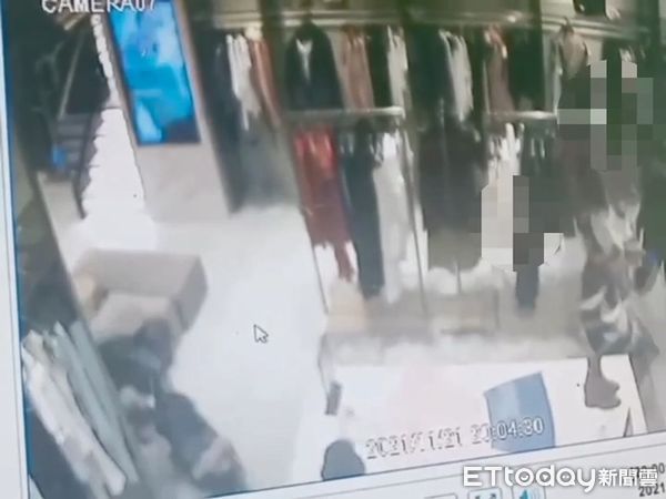 ▲劉男揮刀闖入服飾店過程遭監視器錄下、所幸遭民眾和警方壓制逮捕。（圖／記者張君豪翻攝）