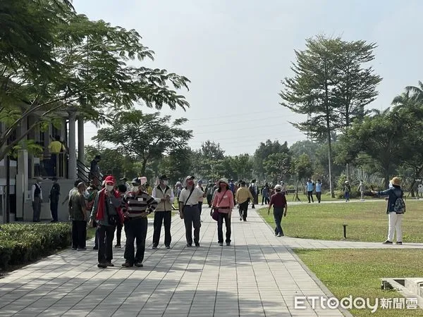 ▲台南山上花園水道博物館周一登記入園團體就將近20團，開園前就有遊覽車在排隊等候，人氣旺盛，一掃之前疫情帶來的陰霾。（圖／記者林悅翻攝，下同）