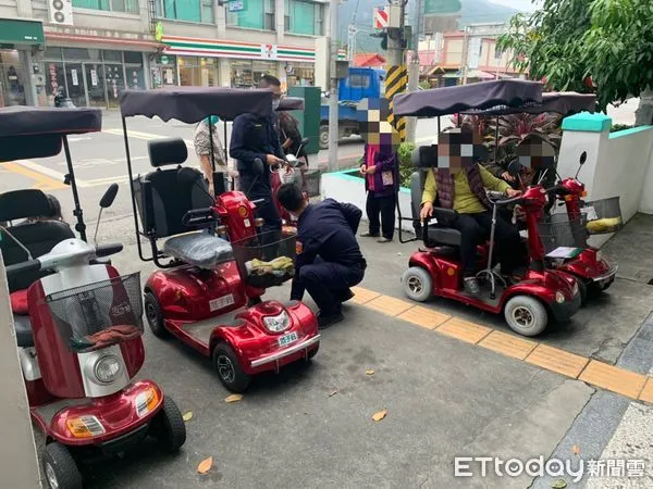 ▲▼鳳林員警邀集車主協助貼上反光膠條及說明反光捲尺使用方式。（圖／鳳林警分局提供，下同）