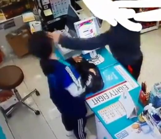 ▲▼南韓超商女店員遭顧客掌摑倒地。（圖／翻攝自推特／@ehdns_0604）