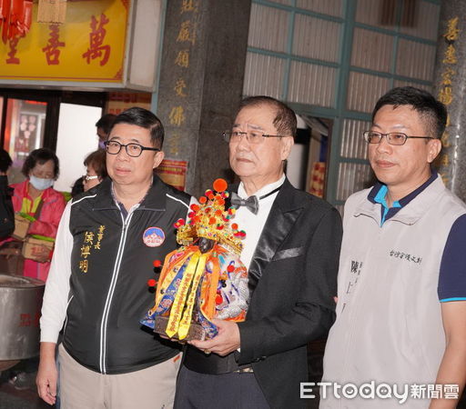 ▲全國哈雷大會師2021鯤鯓王平安鹽祭，為萬善爺進場做前導造勢，南鯤鯓代天府總幹事侯賢遜迎請萬善爺搭上藍寶堅尼跑車。（圖／記者林悅翻攝，下同）
