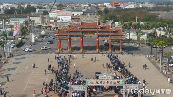 ▲全國哈雷大會師2021鯤鯓王平安鹽祭，為萬善爺進場做前導造勢，南鯤鯓代天府總幹事侯賢遜迎請萬善爺搭上藍寶堅尼跑車。（圖／記者林悅翻攝，下同）
