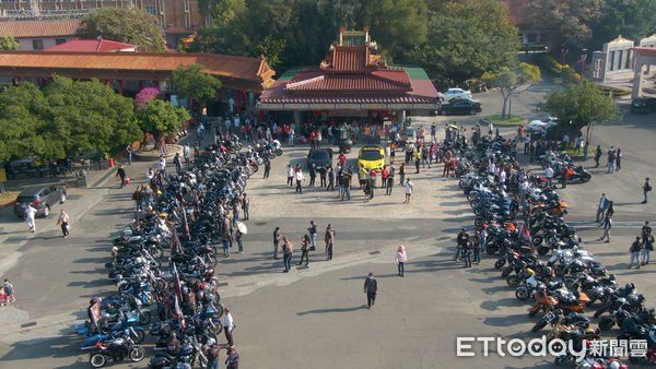 ▲全國哈雷大會師2021鯤鯓王平安鹽祭，為萬善爺進場做前導造勢，南鯤鯓代天府總幹事侯賢遜迎請萬善爺搭上藍寶堅尼跑車。（圖／記者林悅翻攝，下同）