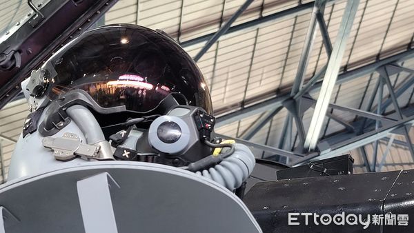 ▲▼F-16V成軍，鳳展專案升級後的F-16V配備主動電子掃描陣列雷達（AESE），掛載最新型AIM-9X響尾蛇飛彈，升級後的頭盔，駕駛艙內的新式作戰電腦,座艙儀表,頭盔瞄準系統。（圖／記者呂佳賢攝）