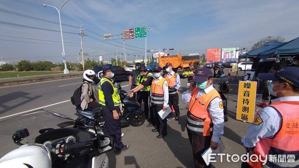 ▲台南市新化警分局及交通警察大隊，會同監理站及環保局等單位，於新化區台19甲線知母義外環道進入台20線山區道路交會處，執行防制大型重機車改裝聯合稽查工作。（圖／記者林悅翻攝，下同） 