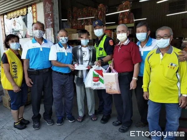 ▲東港警分局新園分駐所警員李昭慶聯絡善心人士及團體幫忙花姓鄉民            。（圖／記者陳崑福翻攝）