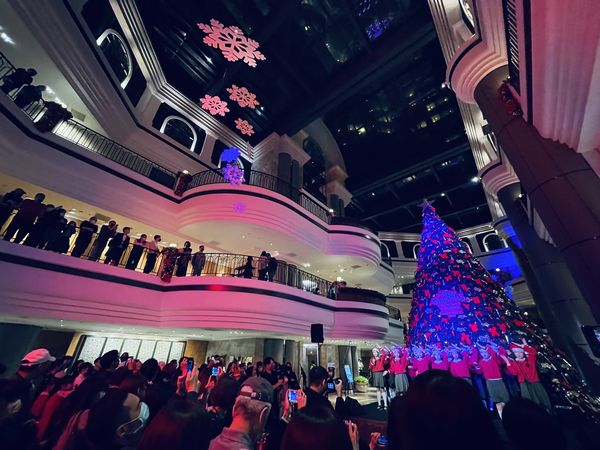 ▲台北君悅酒店率先點亮10米高聖誕樹。（圖／台北君悅酒店提供）