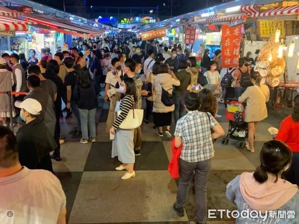 ▲▼花蓮原住民族聯合豐年節吸引遊客，東大門夜巿人潮洶湧，為花蓮觀光挹注強心劑。（圖／花蓮縣政府提供，下同）