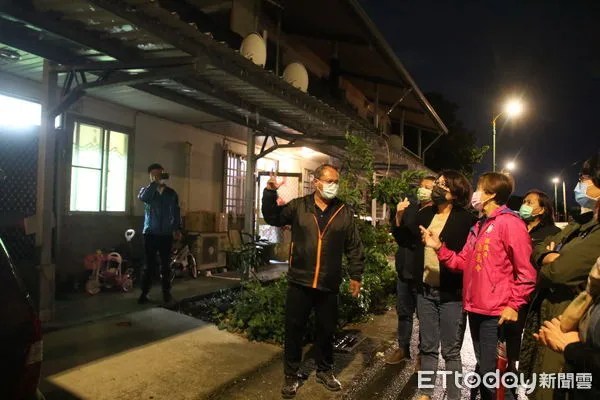 ▲縣長饒慶鈴前往永久屋訪視。（圖／記者楊漢聲翻攝）