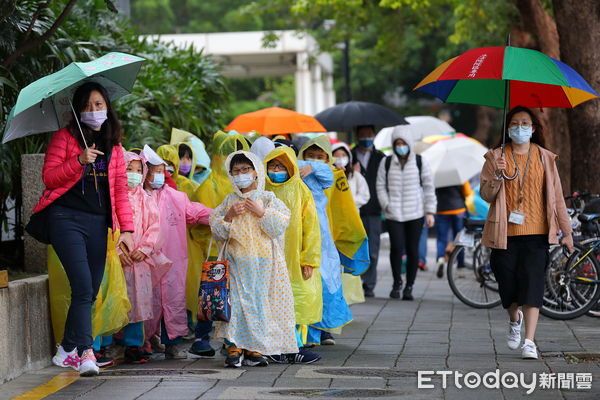 ▲▼受冷空氣南下之影響，全台氣溫急速下滑，北台灣更是濕濕冷冷，路上行人騎士雨具大衣不離身。（圖／記者湯興漢攝）