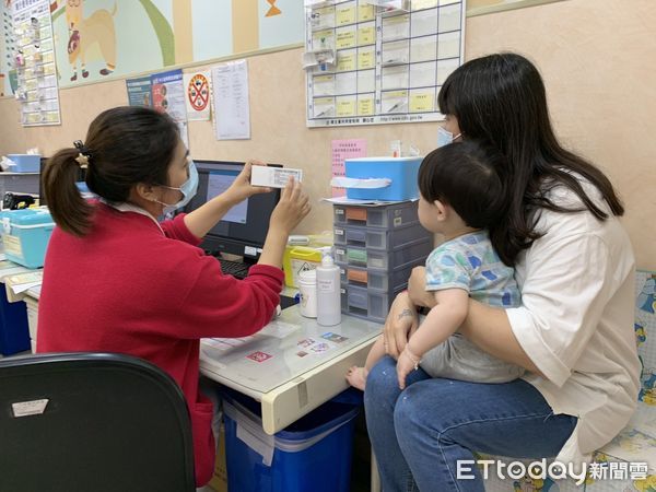 ▲▼花蓮門諾醫院加入「幼兒專責醫師制度計畫」，提供未滿 3 歲幼兒之照護諮詢、健檢、疫苗、塗氟等各項關懷與叮嚀。（圖／門諾醫院提供，下同）