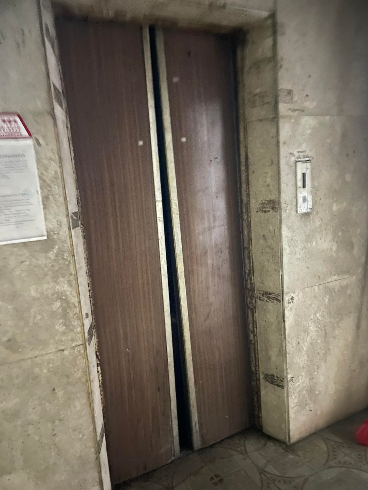 ▲▼一樓崩壞的電梯…2、3、4樓電梯都封起來了！（圖／翻攝UberEats 台北（交流、討論區））