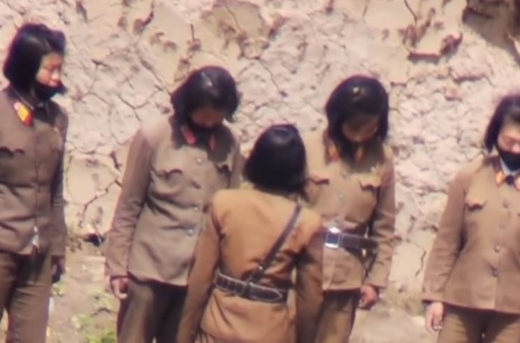 ▲▼北韓女兵實錄影片曝光！淪男軍官性玩物　被暴打使喚成常態。（圖／YT／아리랑day）