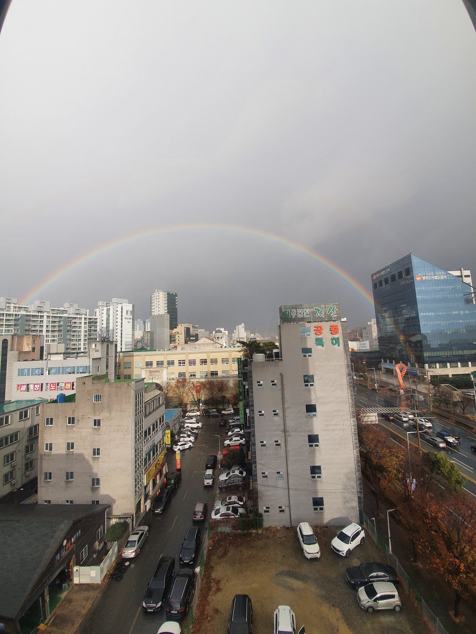 ▲▼光州地區在全斗煥病逝後出現一道具大彩虹。（圖／翻攝自Twitter@zion9995）