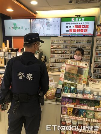 ▲台南市警玉井、新化、第五分局長等，率員積極投入強化超商安全網，守護超商從業人員安全。（圖／記者林悅翻攝，下同）