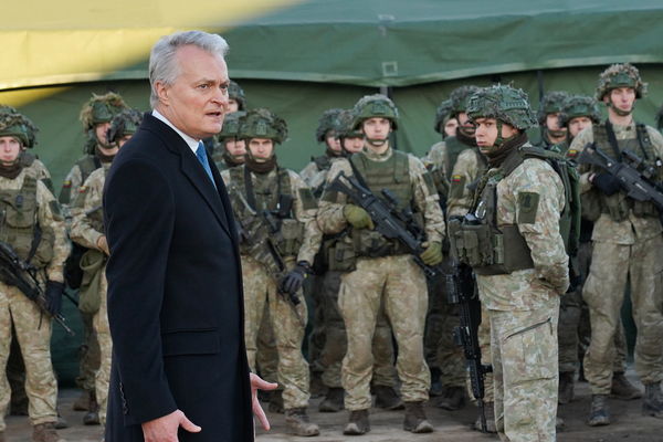▲▼立陶宛總統瑙塞達（Gitanas Nausėda）在11月難民危機時，視察白俄羅斯 (白羅斯)邊境的部隊。（圖／路透）