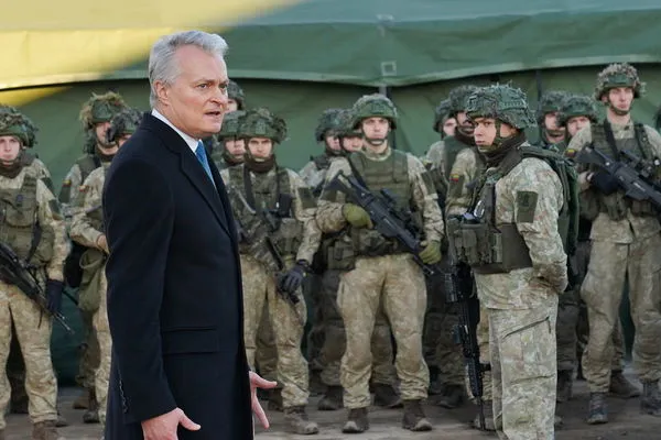 ▲▼立陶宛總統瑙塞達（Gitanas Nausėda）在11月難民危機時，視察白俄羅斯 (白羅斯)邊境的部隊。（圖／路透）