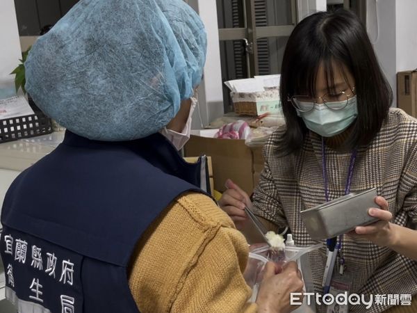 ▲▼宜蘭縣長林姿妙探視疑似食品中毒就醫學生，宜蘭衛生局採集檢體送驗。（圖／記者游芳男翻攝，下同）